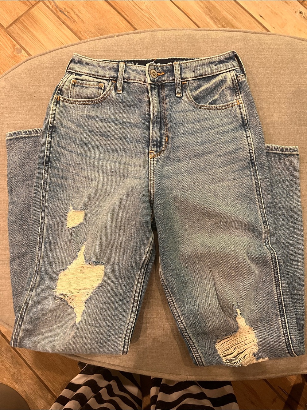Hollister Ultra High-Rise Mom Jeans
